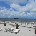 Apartamento pé na areia Balneário Camboriú! Av. Atlântica.