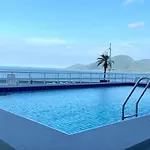 Apartamento pé na areia Balneário Camboriú! Av. Atlântica.